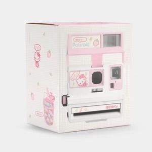 Hello Kitty возвращает ретро в новой «совершенно розовой» версии камеры Polaroid