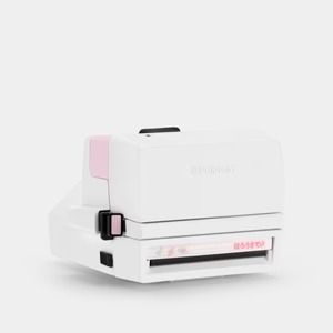 Hello Kitty возвращает ретро в новой «совершенно розовой» версии камеры Polaroid