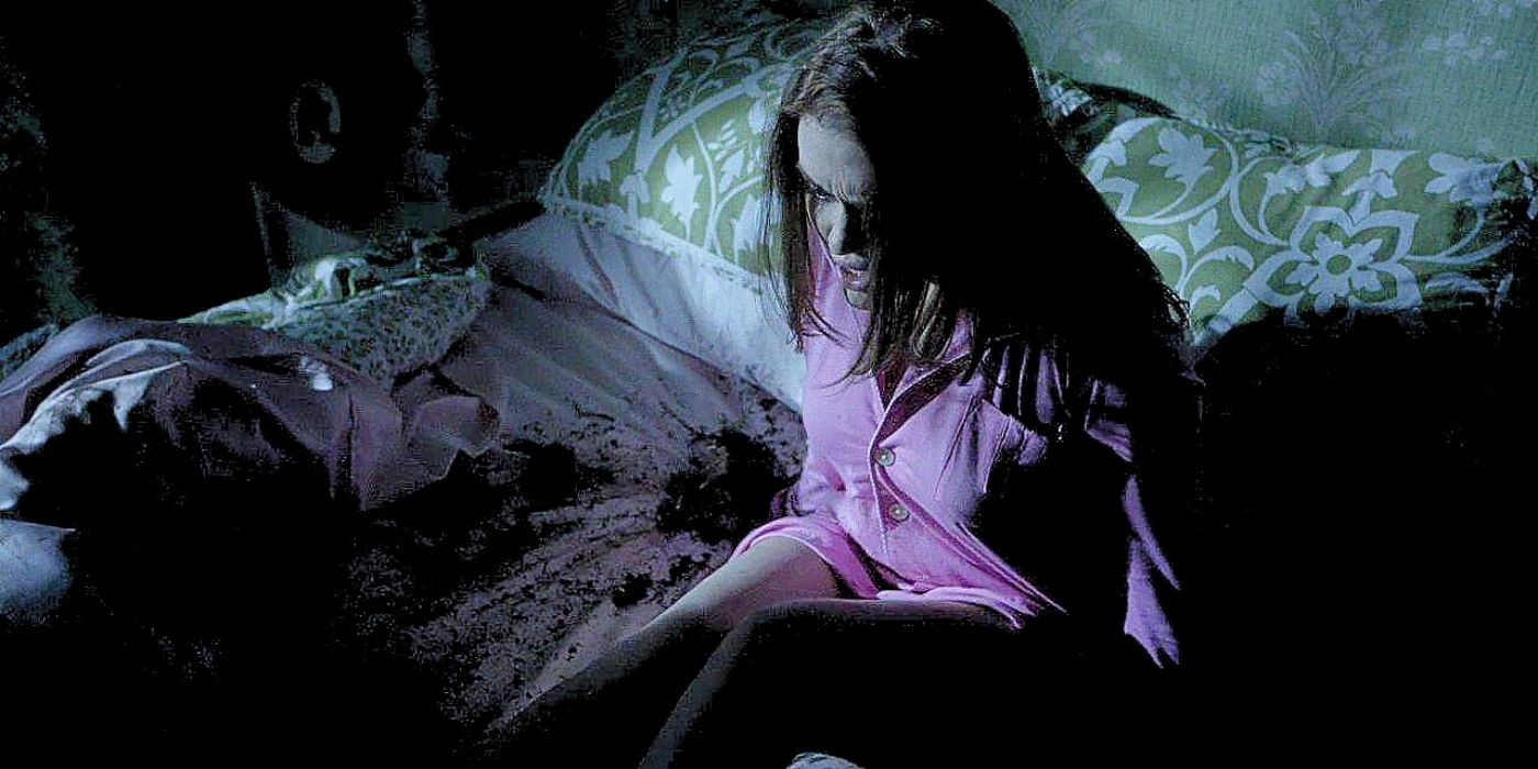 Holland Roden as Lydia Martinn wakes to find her bed full of dirt in Teen Wolf