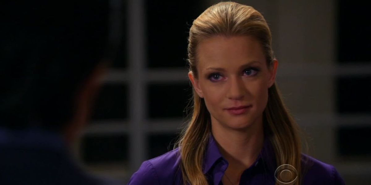 Um close de Jennifer Jareau (AJ Cook) enquanto ela fala com Hotch no episódio "JJ" da 6ª temporada em Criminal Minds