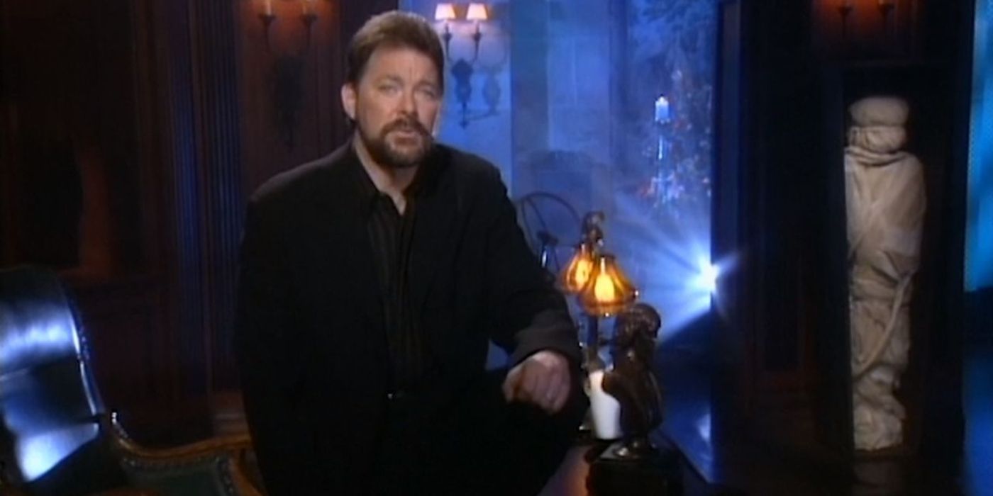 Jonathan Frakes apresentando um dos primeiros episódios de Beyond Belief Fact or Fiction em uma sala mal iluminada e cheia de decorações assustadoras