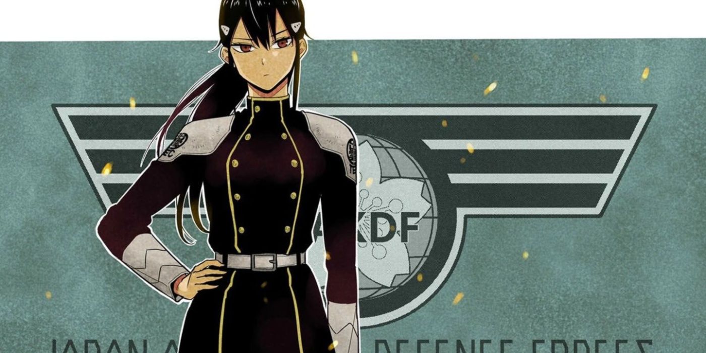 Mina Ashiro, de Kaiju No. 8, em frente ao logotipo das Forças de Defesa de Kaiju.