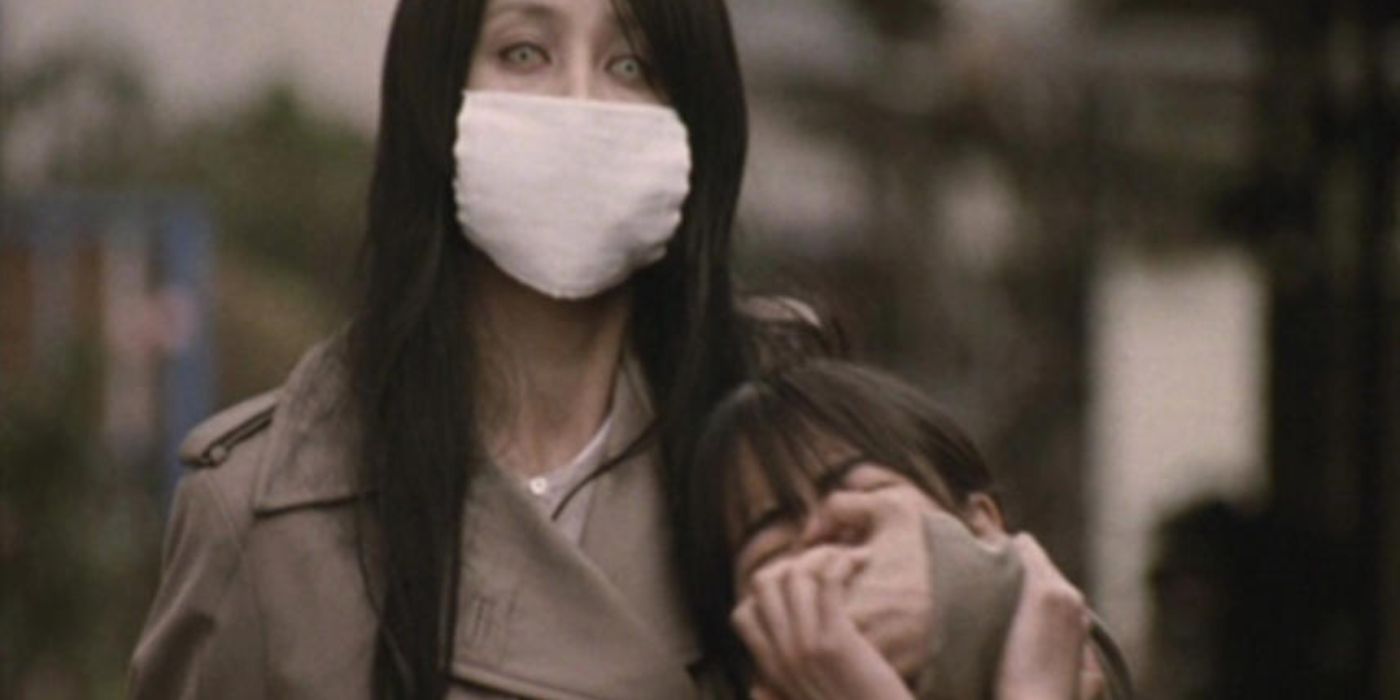 Kuchisake-onna sequestra uma criança em Carved The Slit Mouthed Woman 