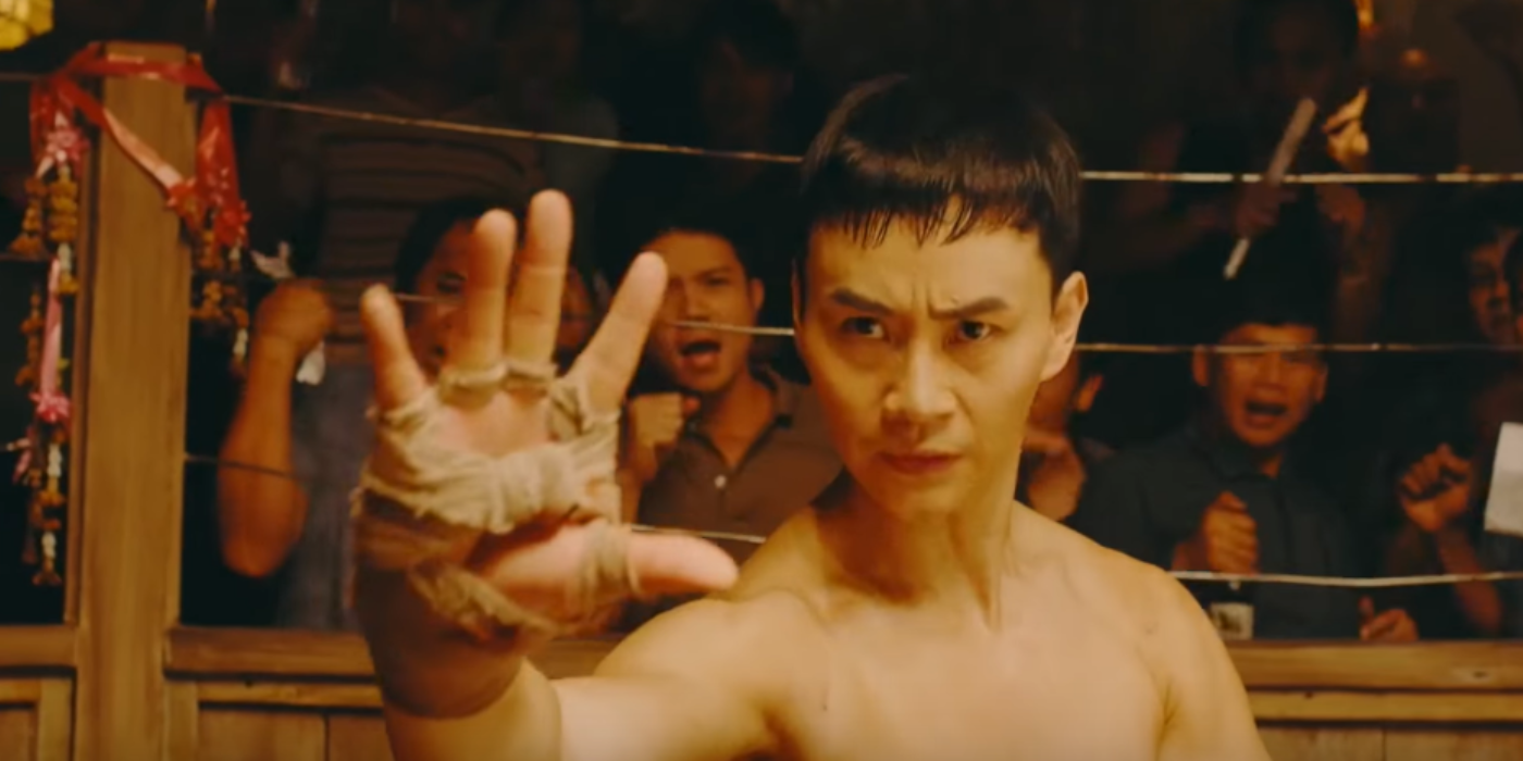 Long Fei (Tiger Hu Chen) se prepara para uma luta contra Jaka (Iko Uwais) em um ringue de luta em Triple Threat.