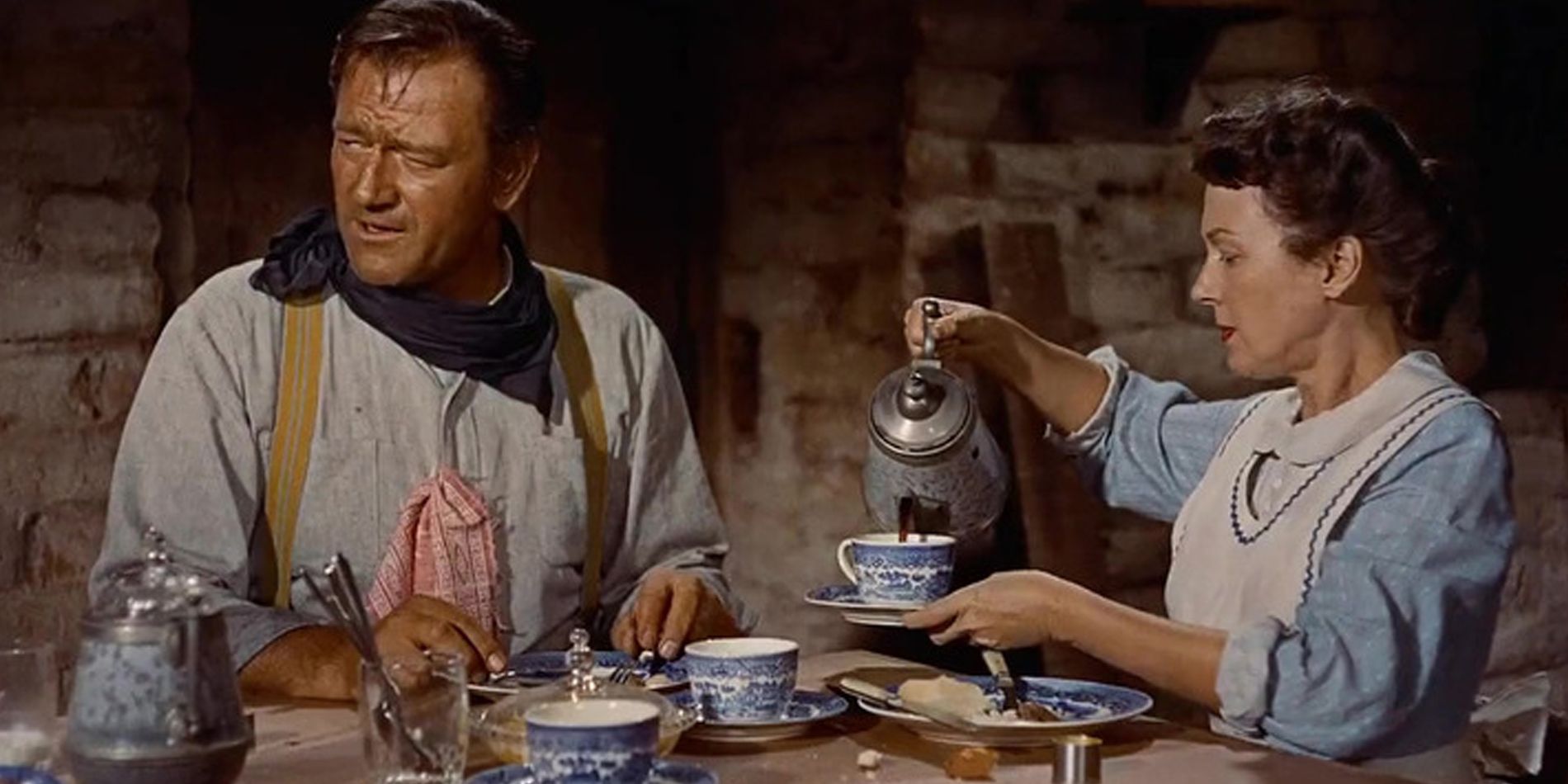 Martha serve café para Ethan em The Searchers.