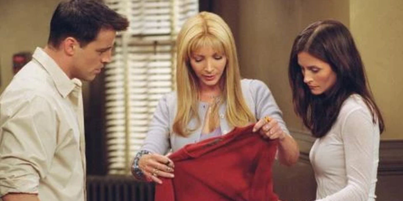 Joey Phoebe e Monica olhando para um suéter vermelho em Friends