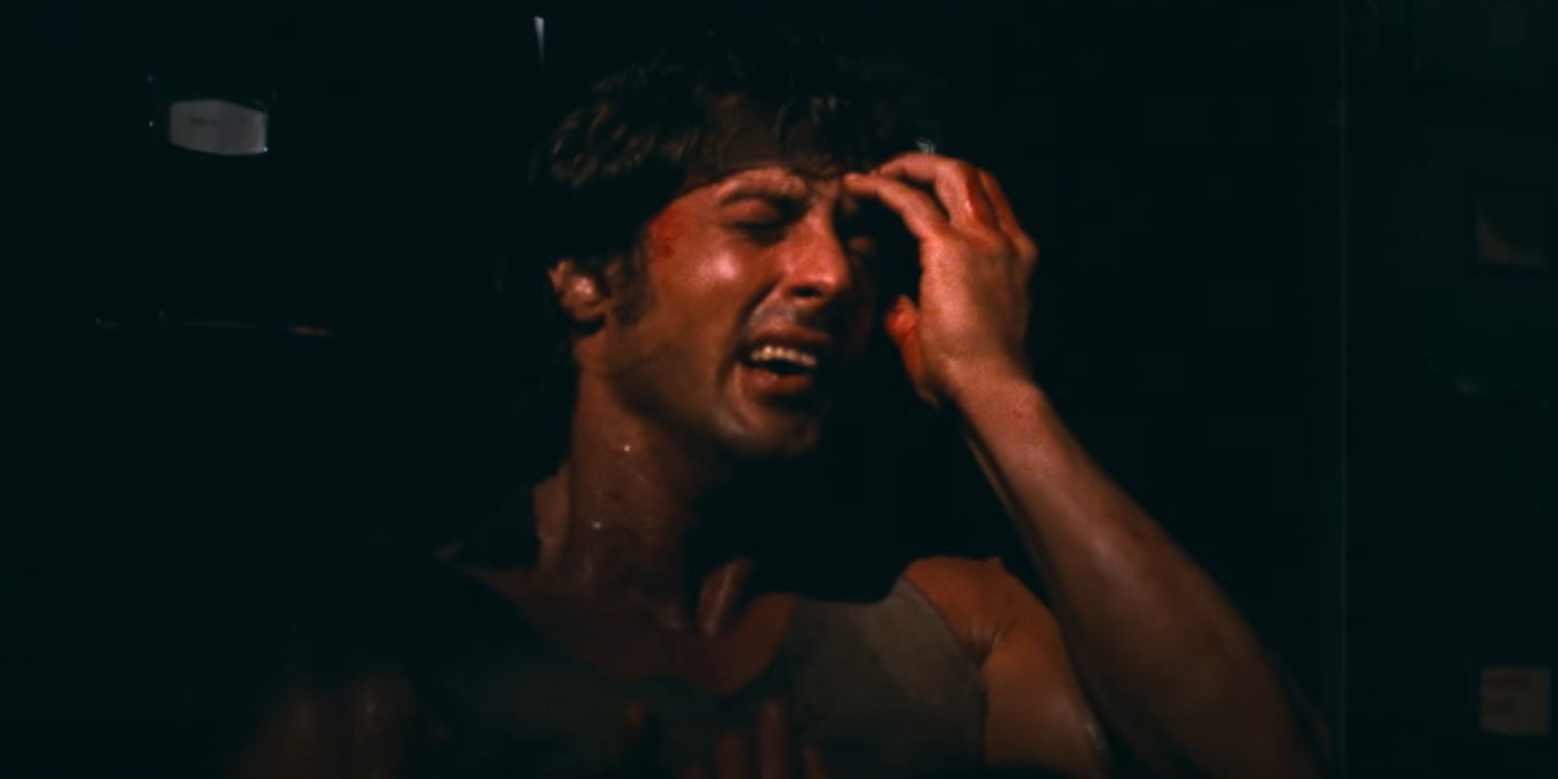 John Rambo (Sylvester Stallone) está chorando em Rambo: primeiro sangue.