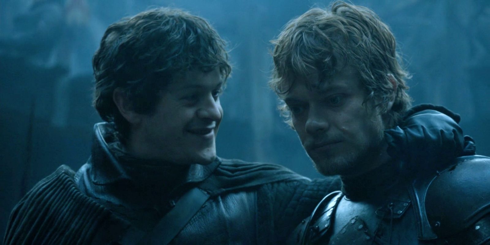 Theon Greyjoy parece petrificado quando Ramsay Bolton coloca o braço sobre o ombro de Theon em Game of Thrones