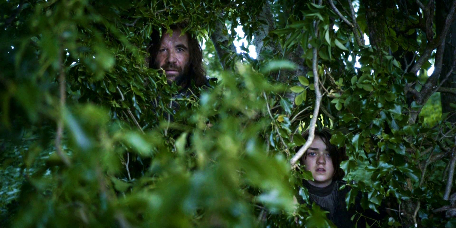 Sandor "the Hound" Clegane e Arya se escondem nos arbustos no episódio "Two Swords" de Game of Thrones