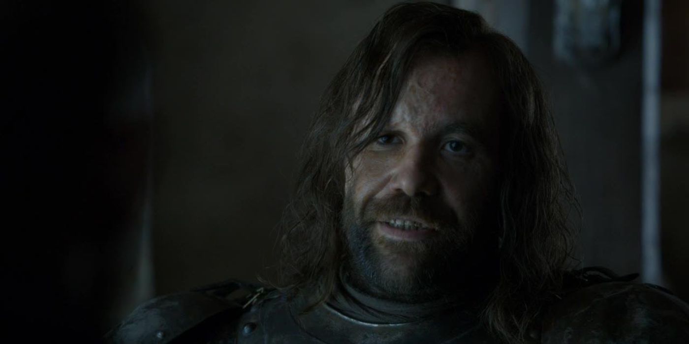 Um close de Sandor "The Hound" Clegane declarando sua intenção de comer todas as galinhas enquanto estiver em uma taverna em Game of Thrones