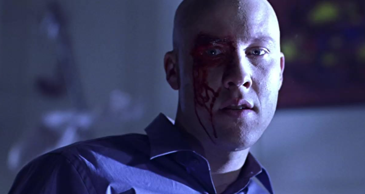 Lex pensa em deixar Lionel, seu pai, para morrer em Smallville.