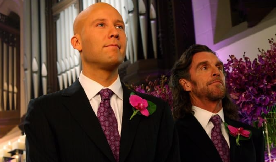 Lex e Lionel esperam que Lana suba ao altar durante seu casamento em Smallville.