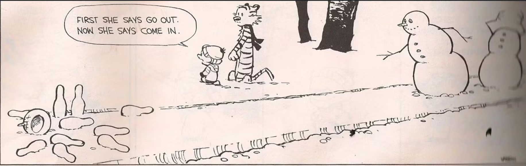 Calvin e Hobbes se afastam de dois bonecos de neve, e um usou a cabeça do outro para jogar.