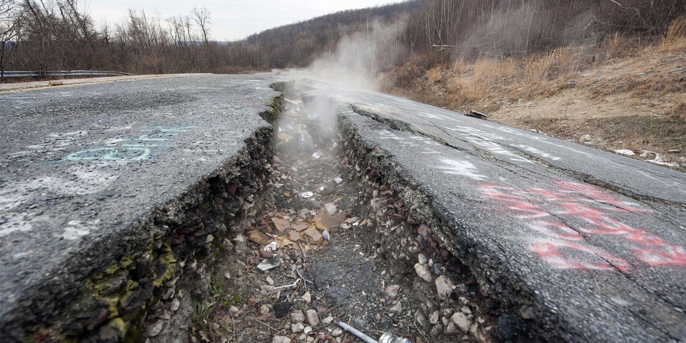 Fumaça subindo do solo em Centralia, Pensilvânia.