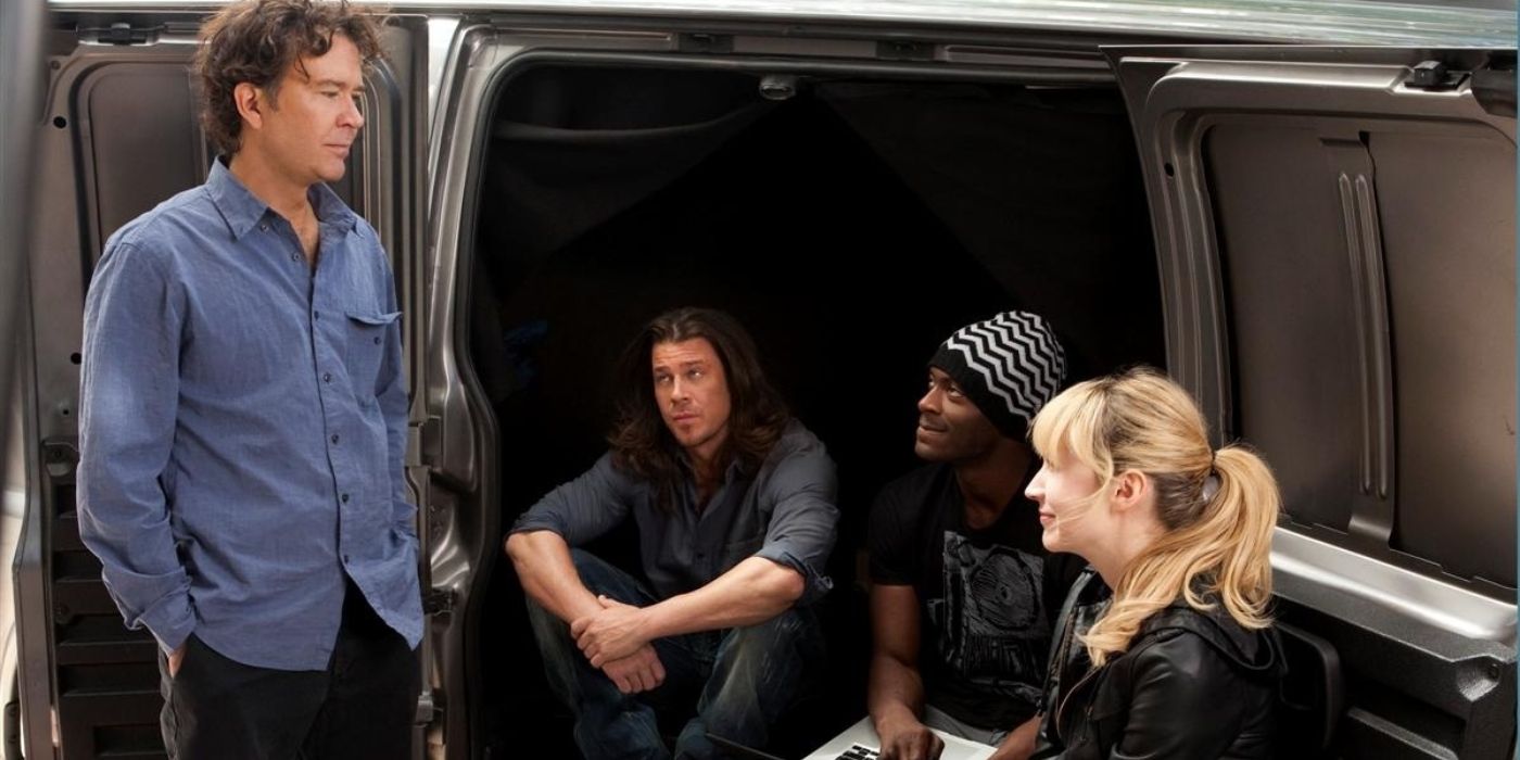 Timothy Hutton como Nathan Ford, Christian Kane como Eliot Spencer, Aldis Hodge como Alec Hardison e Beth Riesgraf como Parker conversam perto de uma van em Leverage.