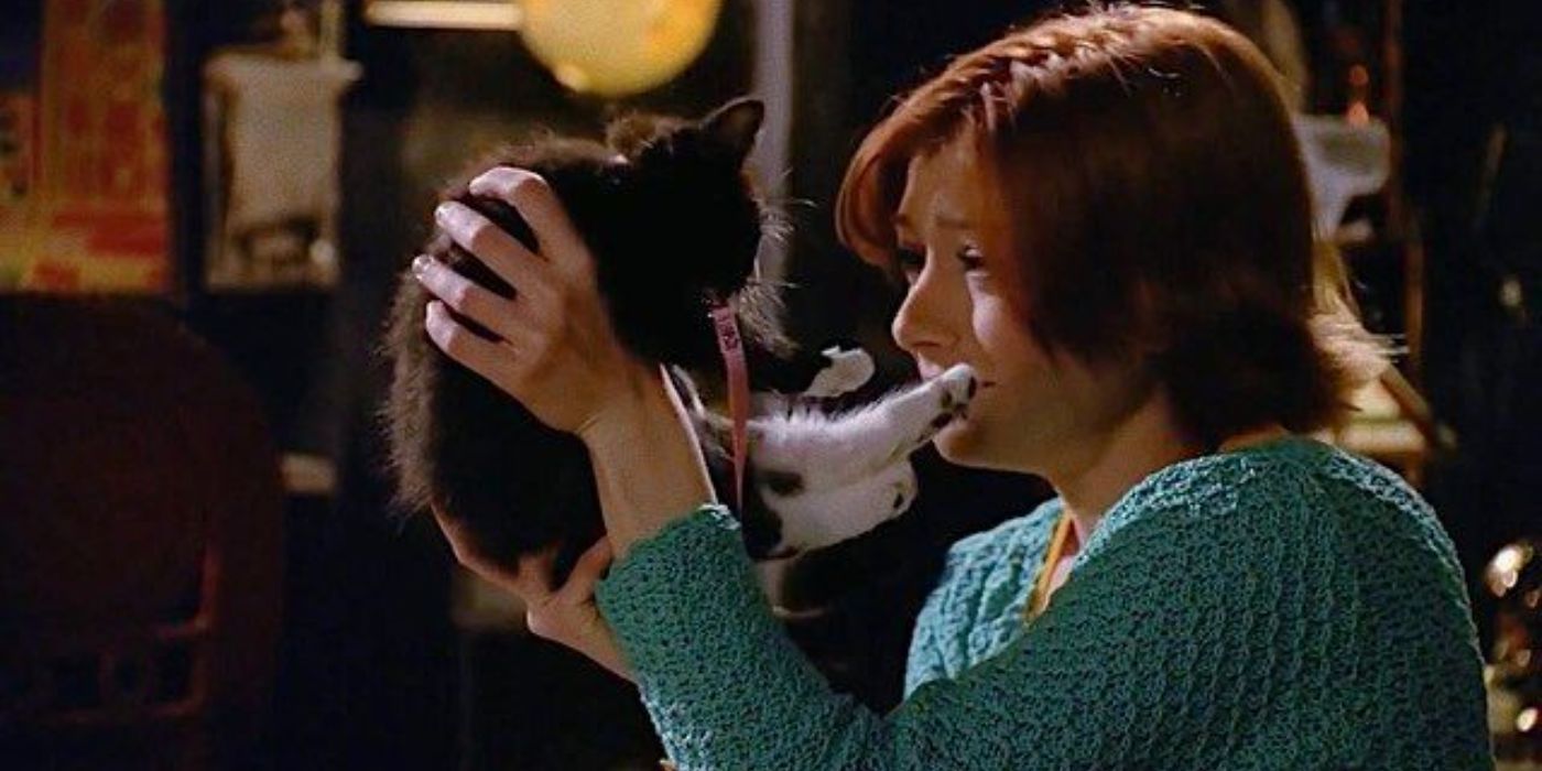 Willow segura o gato de Tara em Buffy, a Caçadora de Vampiros