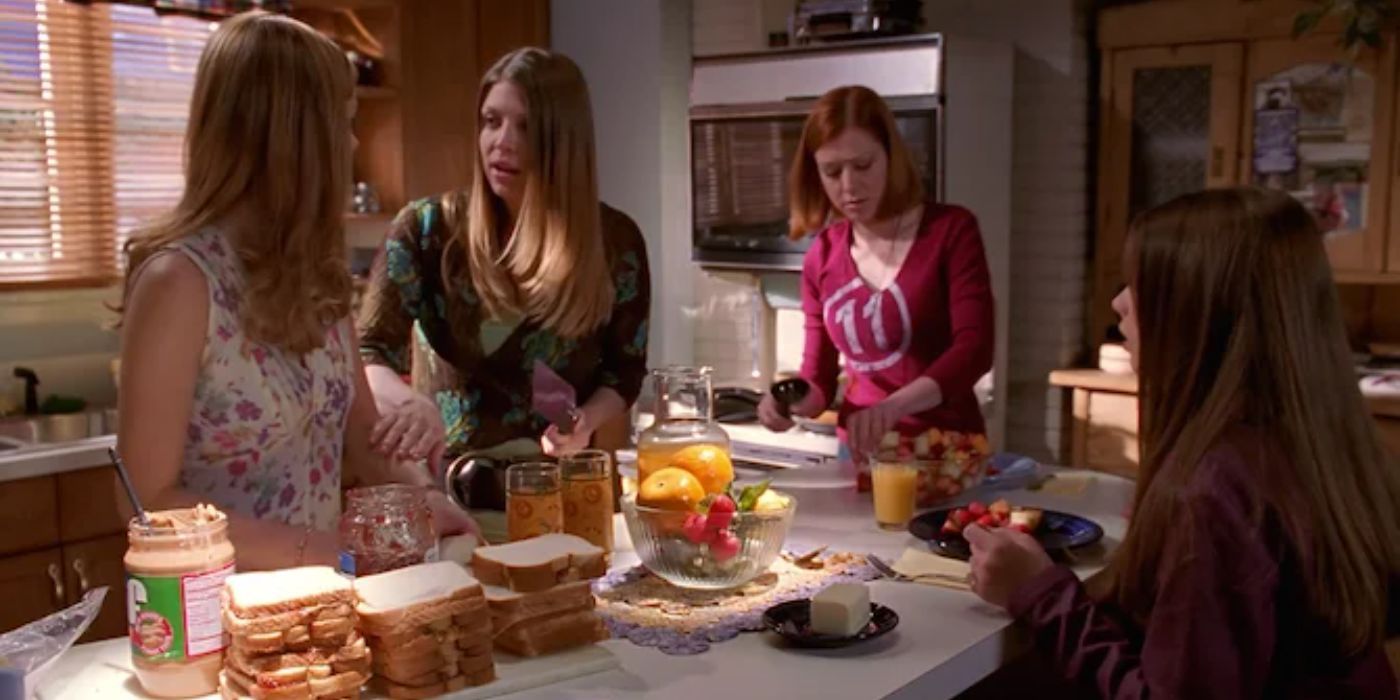 Willow, Tara, Dawn e Buffybot tomam café da manhã juntos em Buffy the Vampire Slayer