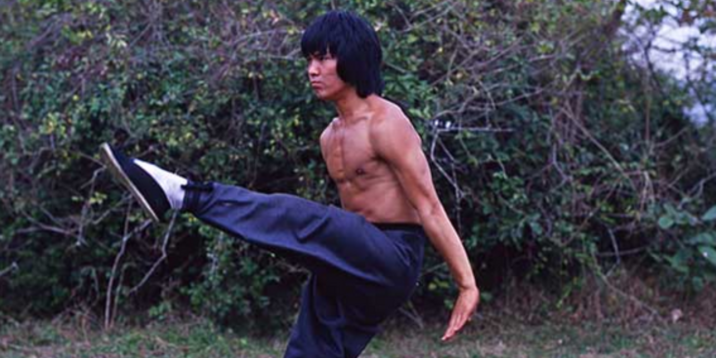 Yipao (Yuen Biao) está treinando em Knockabout.