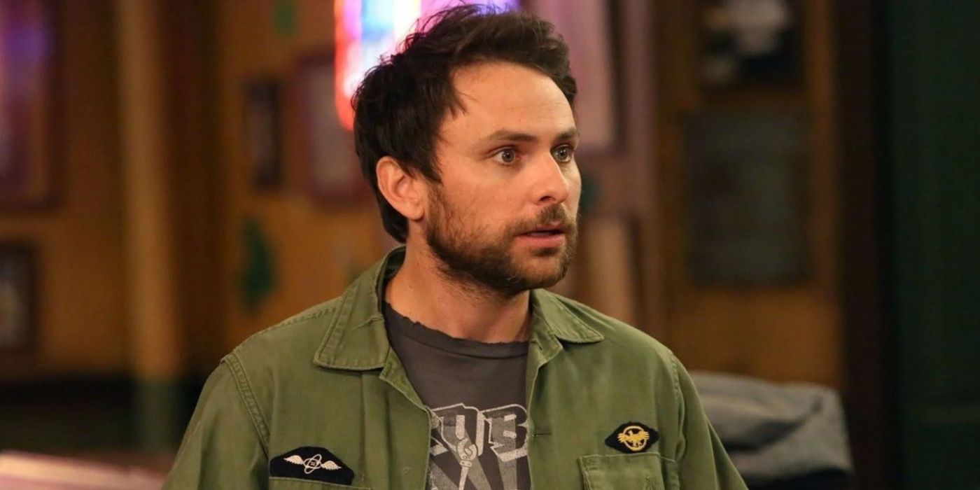 Charlie parecendo frustrado em um episódio de It's Always Sunny In Philadelphia