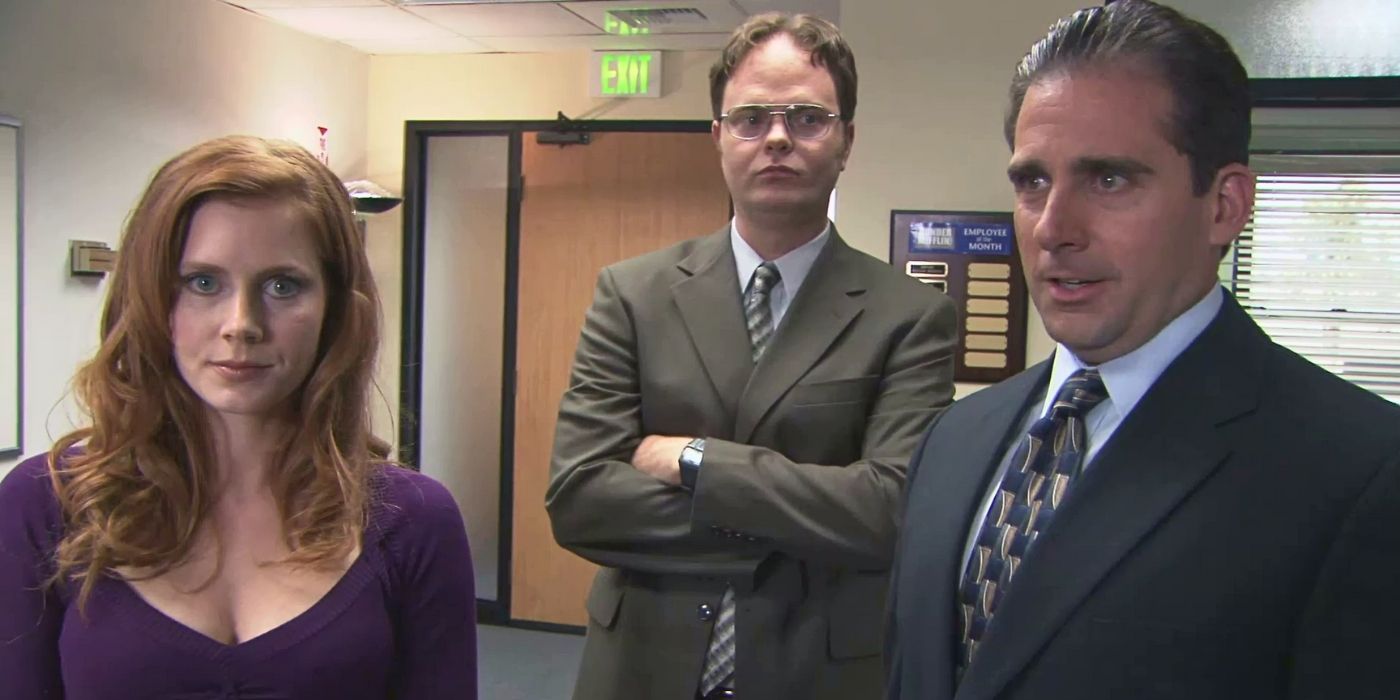 Amy Adams Katy, Dwight rolünde Rainn Wilson ve Michael Scott rolünde Steve Carell, ofis içinde resepsiyonda duruyor