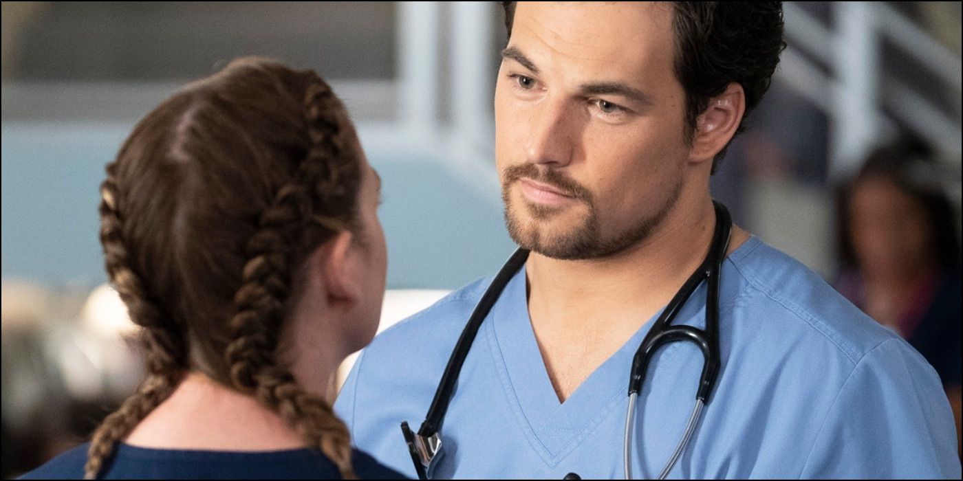 Andrew de Lcua from Grey's Anatomy talking to another Doctor