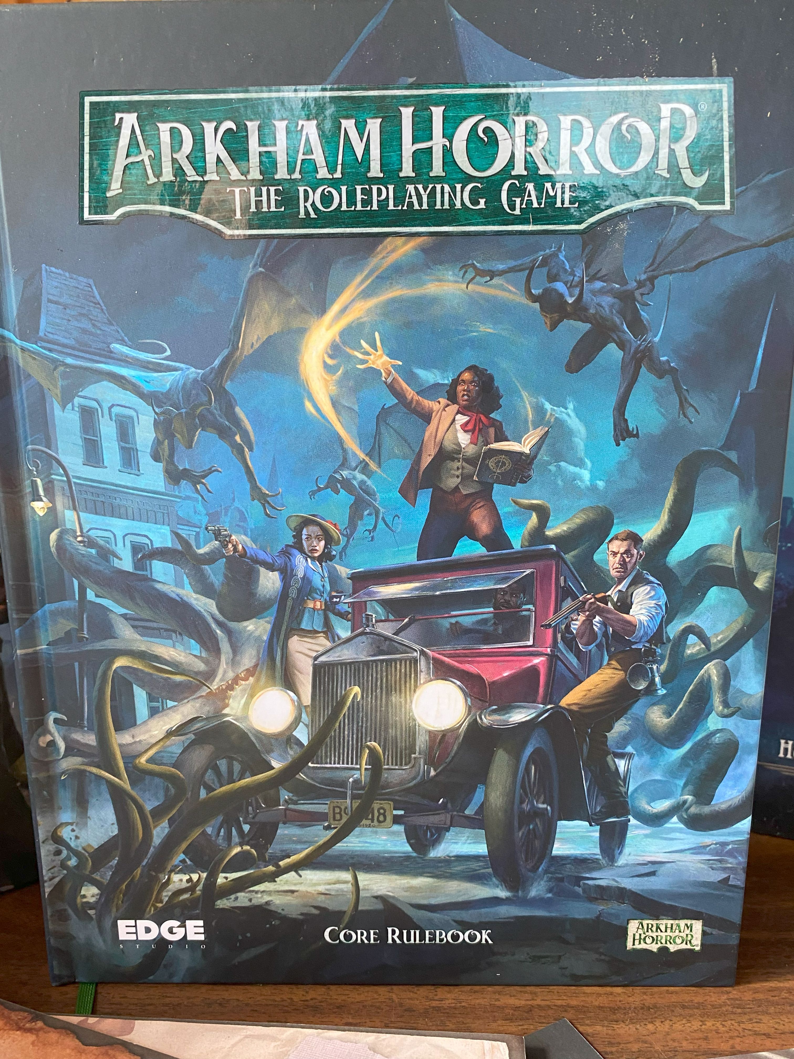 Capa do livro básico de regras de Arkham Horror The Roleplaying Game