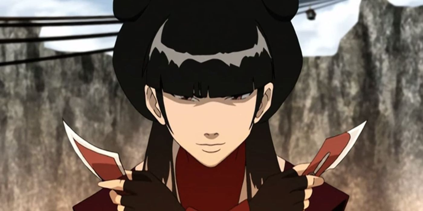 Mai dá um leve sorriso enquanto levanta suas facas em Avatar: The Last Airbender.