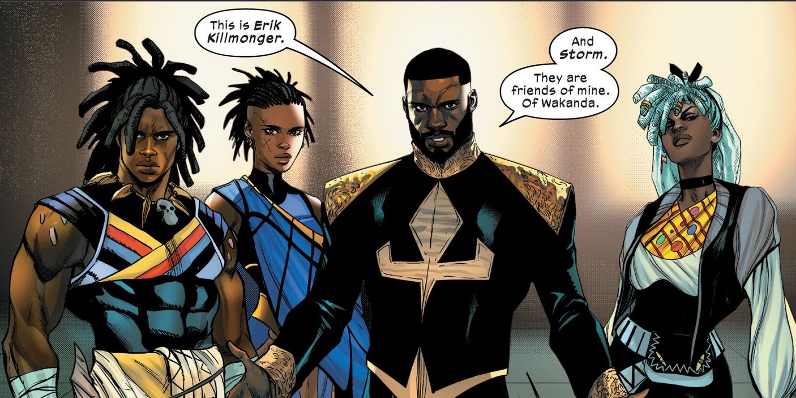 Pantera Negra em pé com Killmonger e Storm.