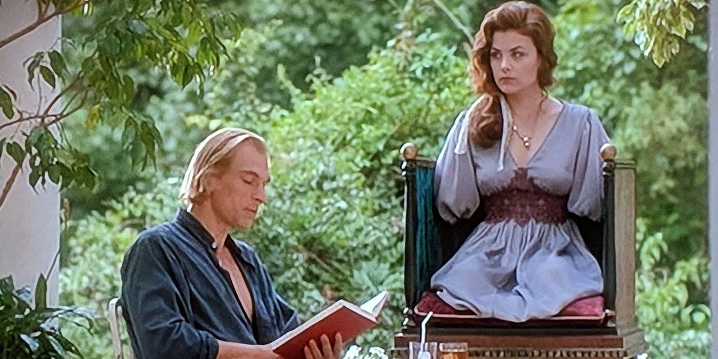 Nick (Julian Sands) lê para Helena (Sherilyn Fenn) em Boxing Helena.