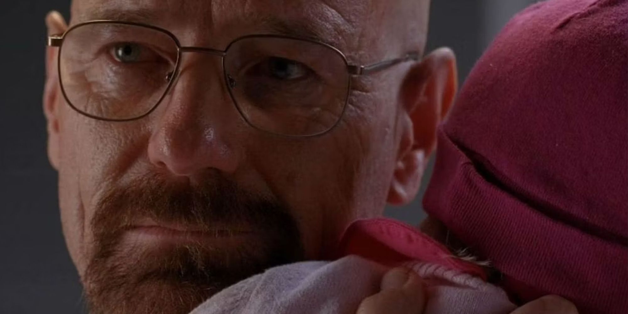 Bryan Cranston como Walter White segurando a bebê Holly