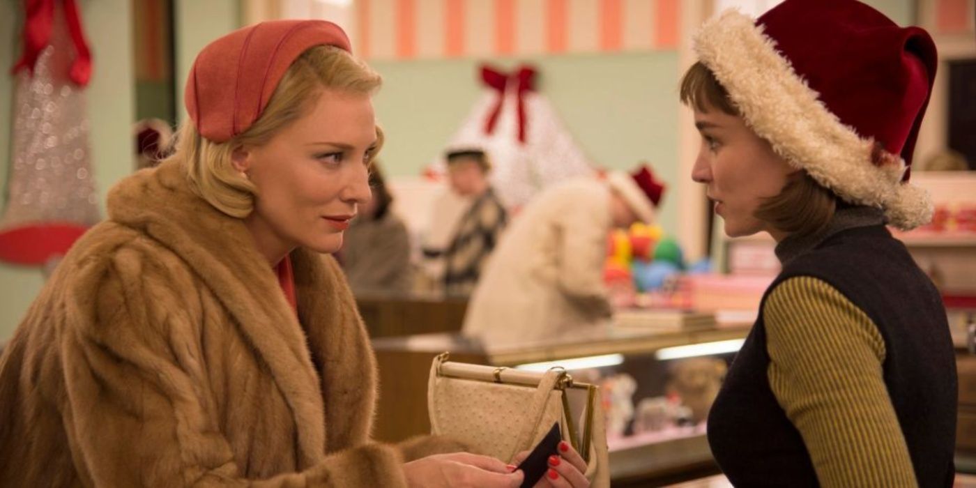 Cate Blanchett e Rooney Mara sentam-se em um restaurante durante a época do Natal em Carol.