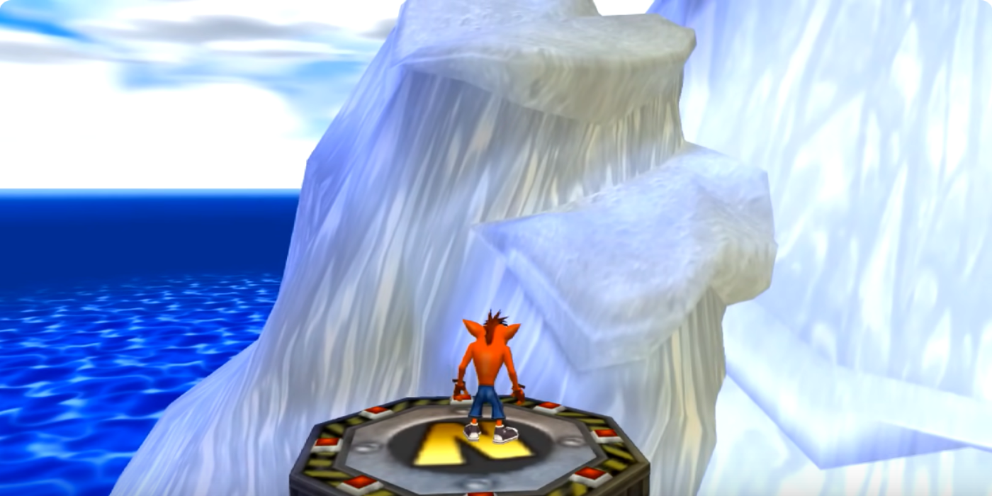 Crash está andando em uma plataforma flutuante perto de uma geleira em Crash Twinsanity.