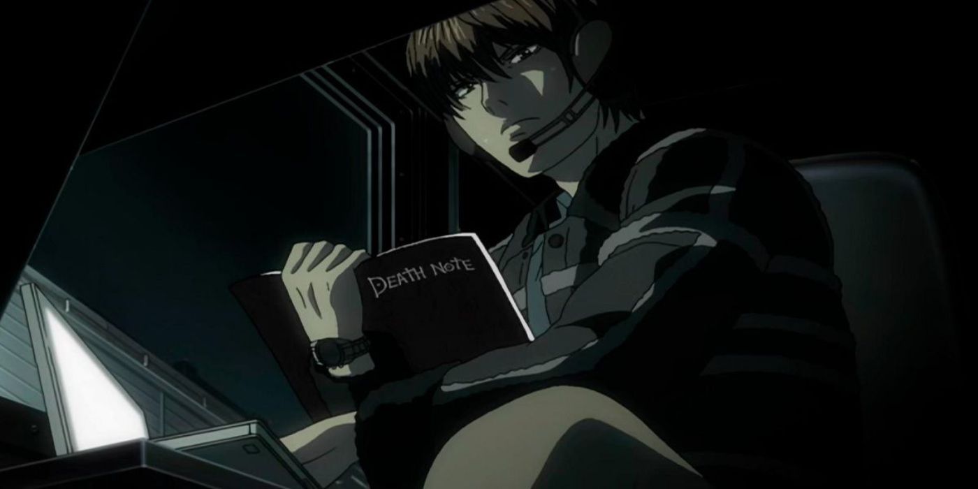 Light Yagami sostiene el Death Note después de recuperar su memoria en un helicóptero.