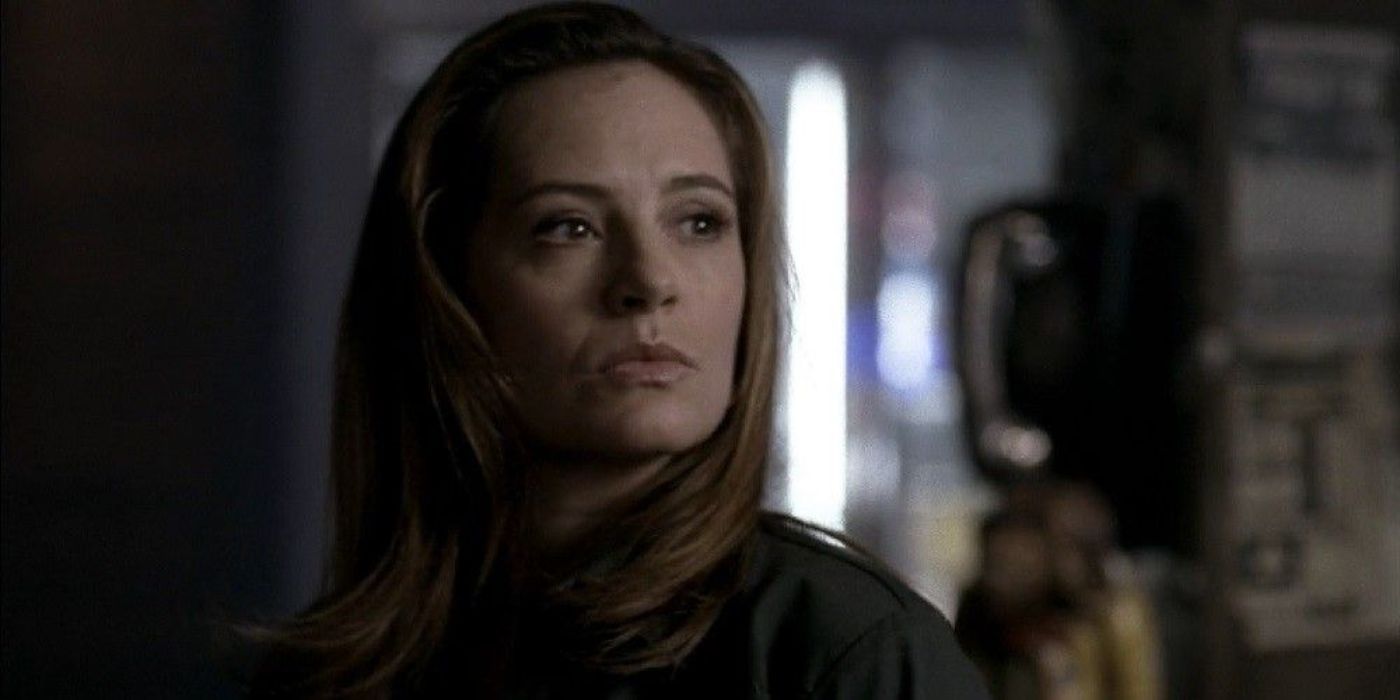 Ellen Harvelle (Samantha Perris) olha pensativamente para longe em Supernatural.