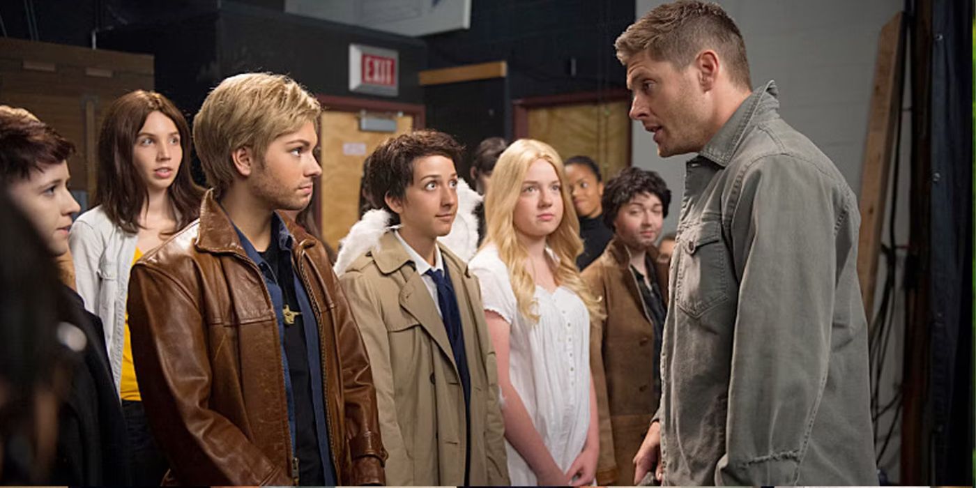 Dean conversando com o elenco do musical Supernatural