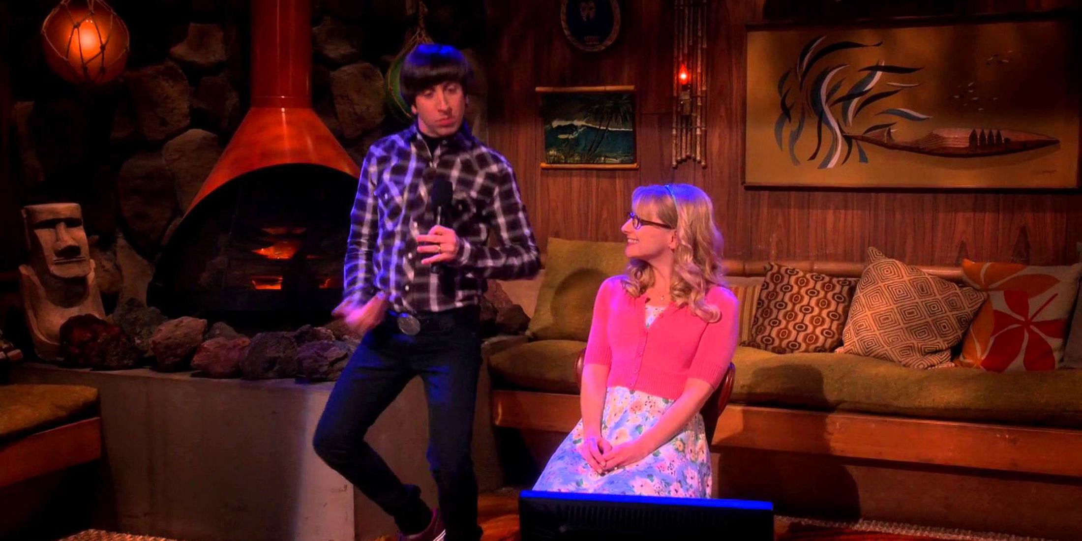 Howard canta karaokê com Bernadette em The Big Bang Theory.