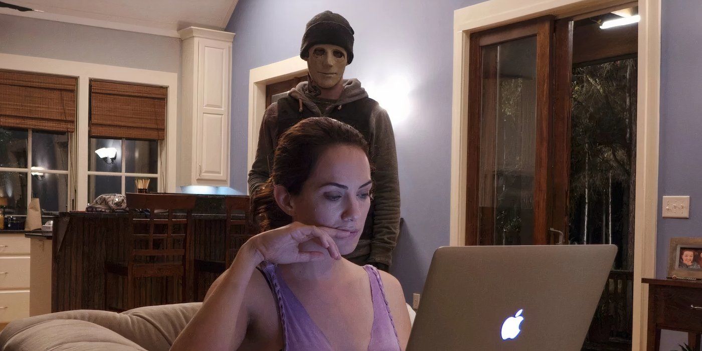 O intruso mascarado está atrás de Maddie enquanto ela está em seu laptop em Hush 2016