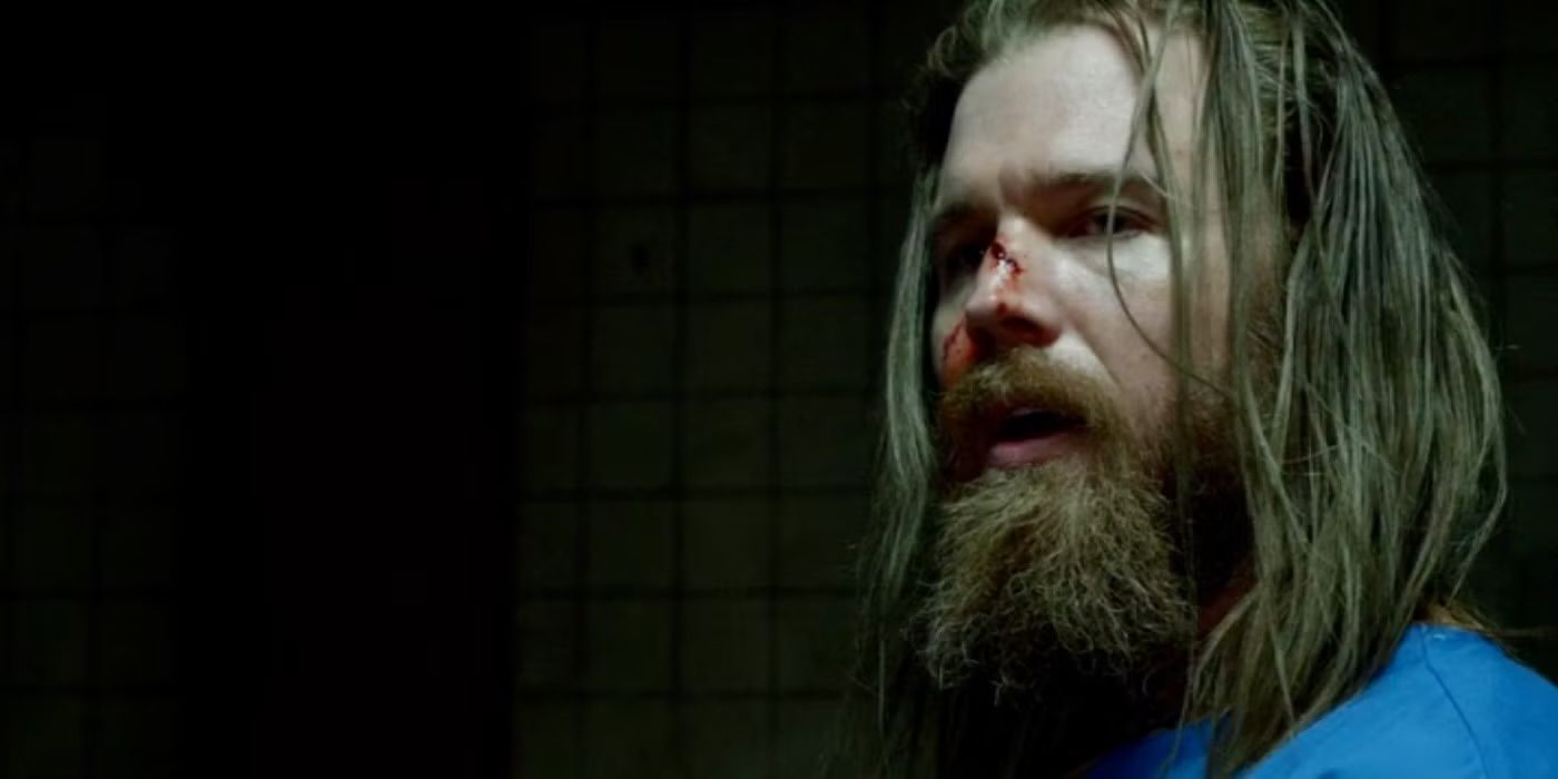 Opie está com o nariz sangrando em Sons of Anarchy.