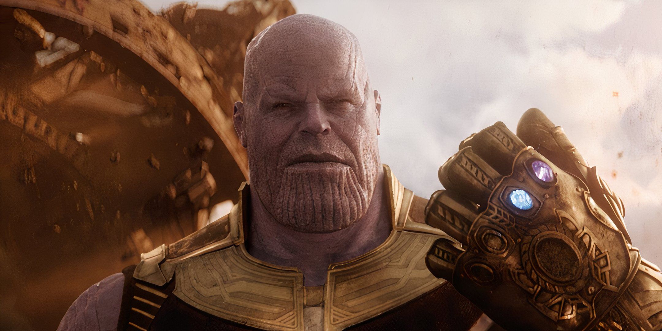 Josh Brolin's Thanos sosteniendo el guantelete del infinito en Avengers: Infinity War.