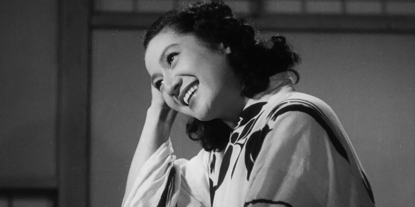 A atriz japonesa Setsuko Hara olhando para a esquerda e sorrindo