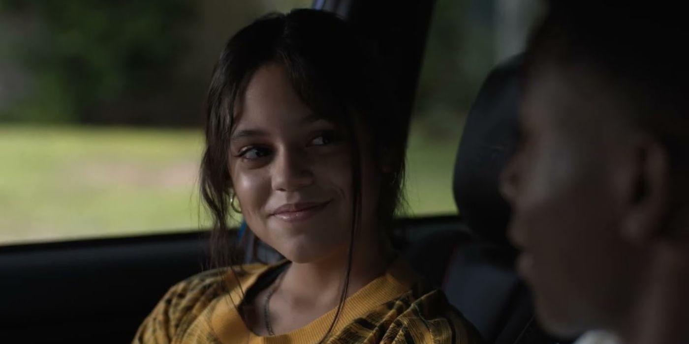 Jenna Ortega sorri em The Fallout