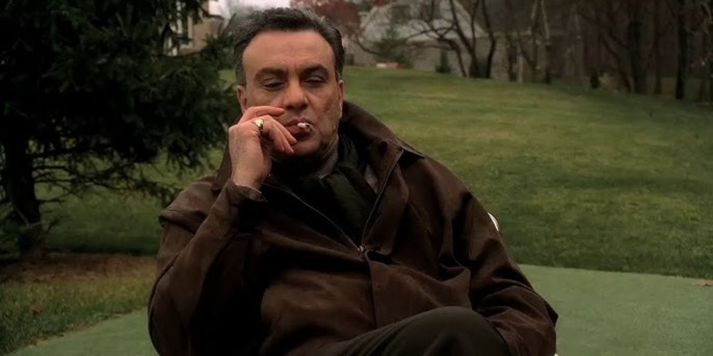 Johnny Sack fuma em Os Sopranos