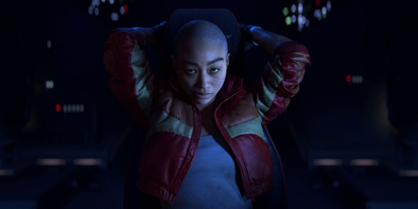 Jordan A. Mun (Tati Gabrielle) recosta-se no assento do piloto com as duas mãos na cabeça no trailer de estreia de Intergalactic: The Heretic Prophet