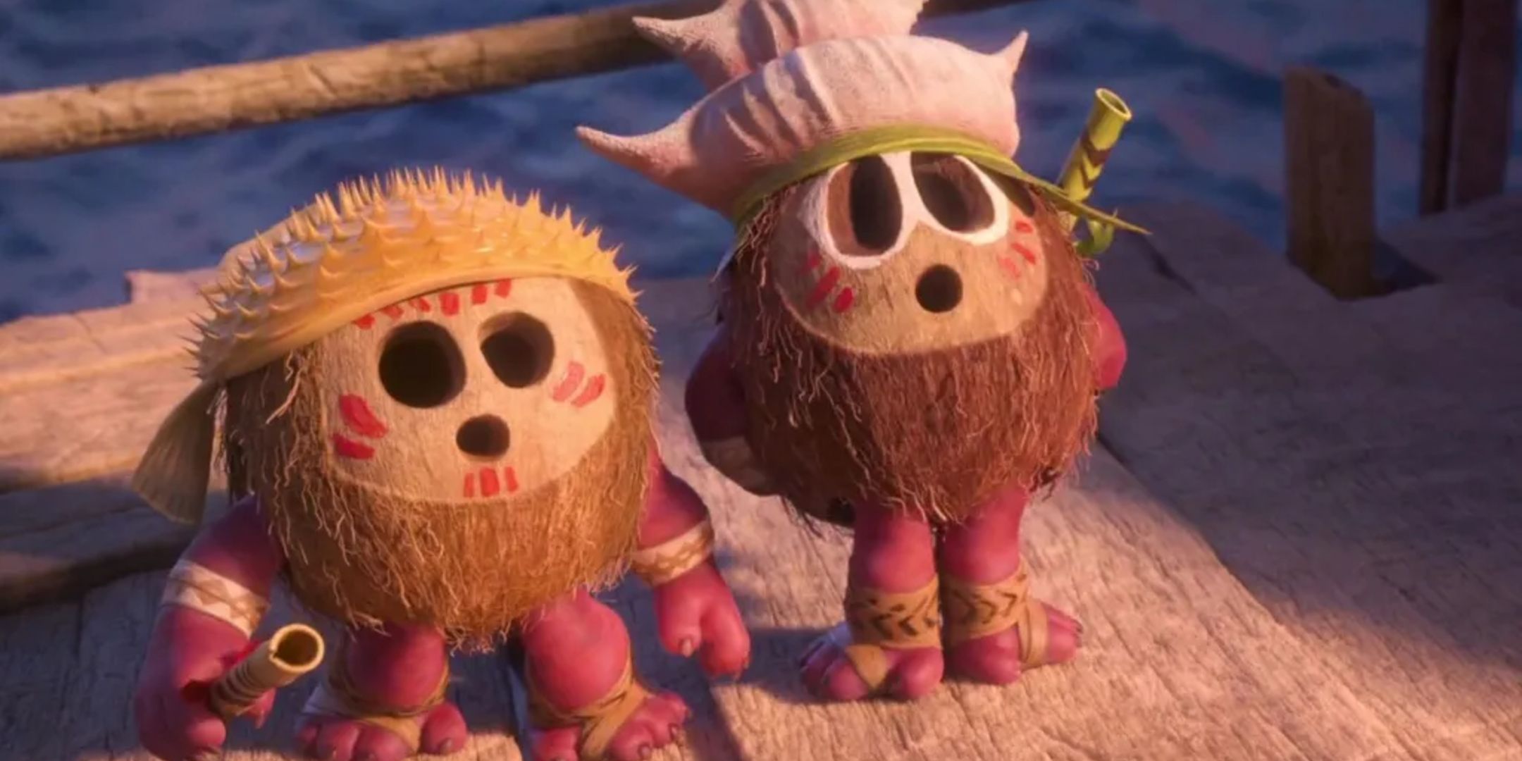 Dois Kakamora usando pintura de batalha e empunhando dardos em Moana