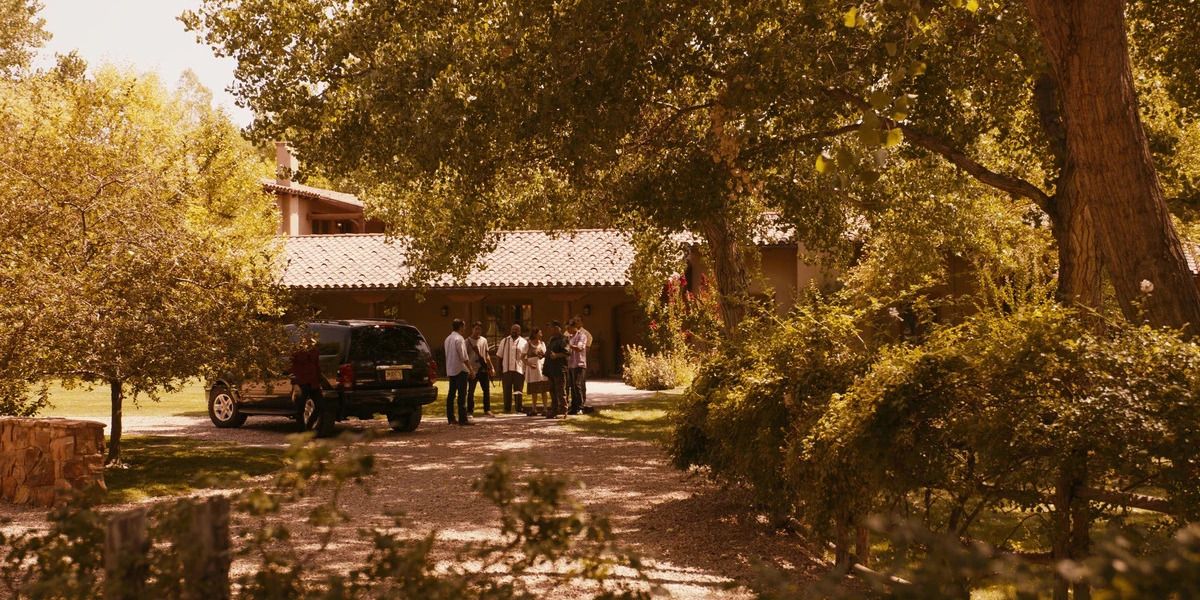 A vista externa da fazenda de Lalo com seus trabalhadores circulando