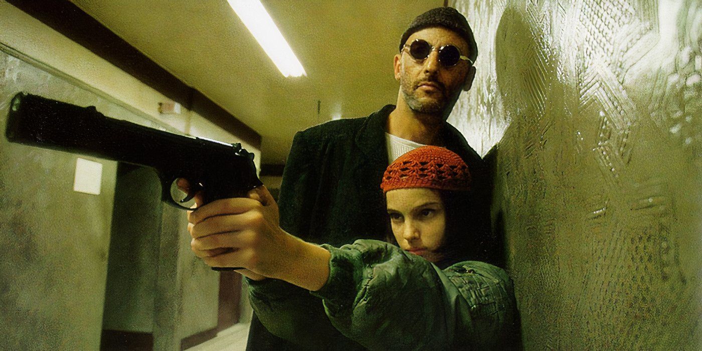 Leon está mostrando a Mathilda como disparar uma arma em Leon: The Professional