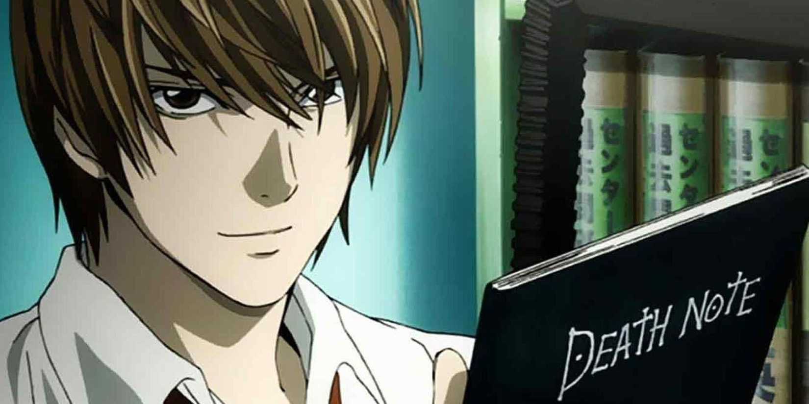 Light Yagami tersenyum saat dia memegang Death Note sambil berbicara kepada Ryuk di Death Note.