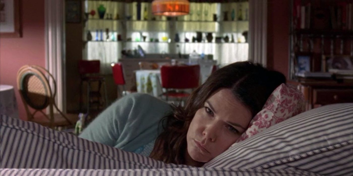 Lorelai fica triste deitada no sofá de Sookie em Gilmore Girls.