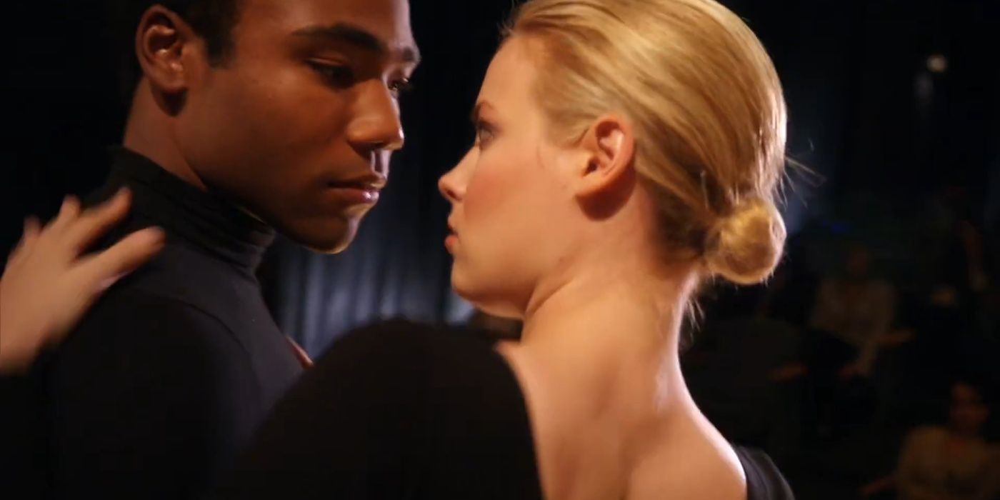 Gillian Jacobs como Britta Perry y Donald Glover como Troy Barnes en Community