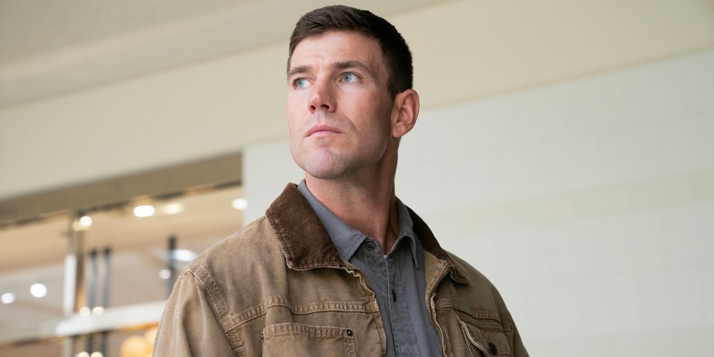 O jovem Gibbs, interpretado pelo ator Austin Stowell, vestindo uma jaqueta marrom e camisa azul em NCIS: Origins